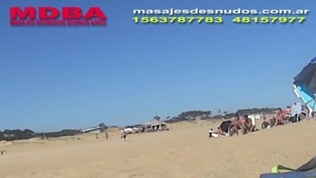 HOMBRE DESNUDO EN LA PLAYA